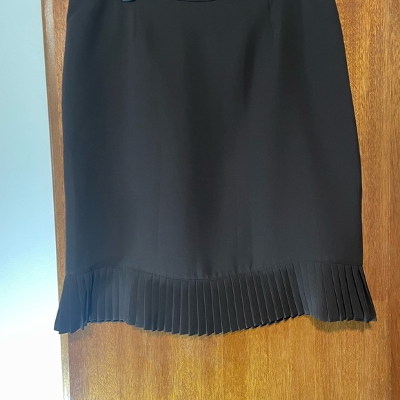 2-Piece Peplum Blazer & slim Skirt w/accordion bottom detail. Emma James Sz 16 - Picture 3 of 7